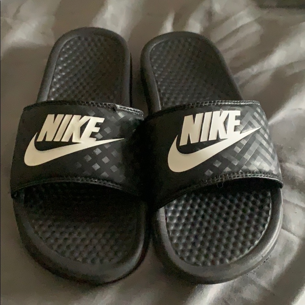 Woman’s Nike slides Size 7